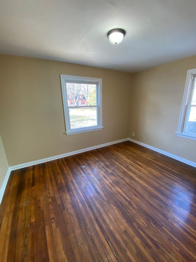 Building Photo - 4615 Plaza Dr
