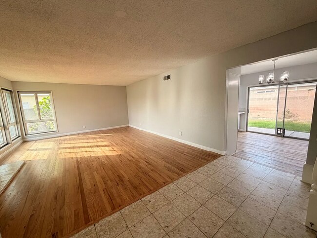 Foto del edificio - 5373 Cumberland Dr