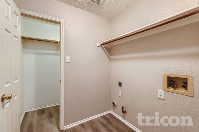 Foto del edificio - 3409 Bradford Dr