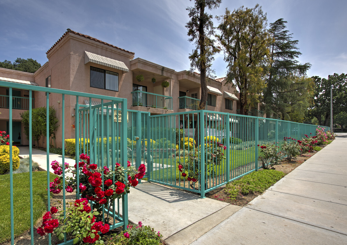 Foto principal - Whispering Oaks Apts