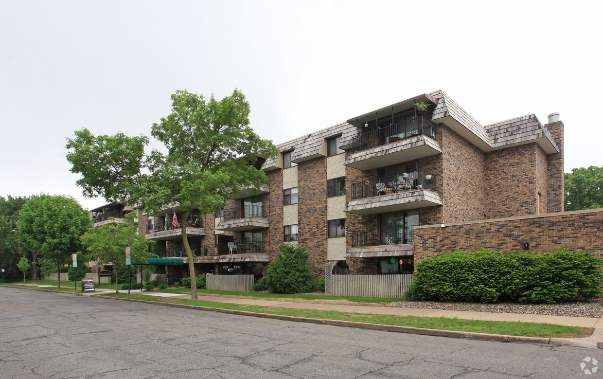 Primary Photo - Gold Crest Apartments