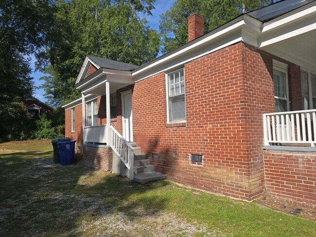 Building Photo - 2 bedroom 1 bath