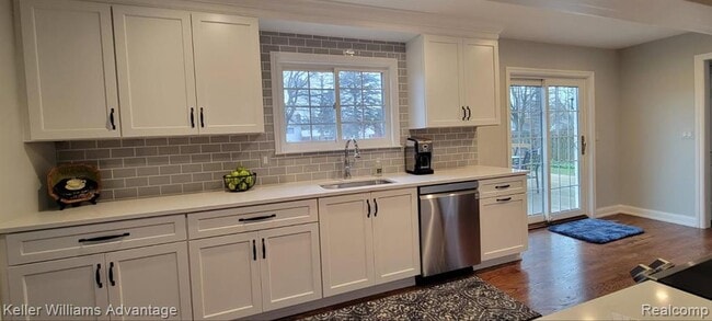 Building Photo - 6951 Lee Crest Dr