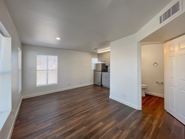 Photo - 317 N 17th Dr Apartment