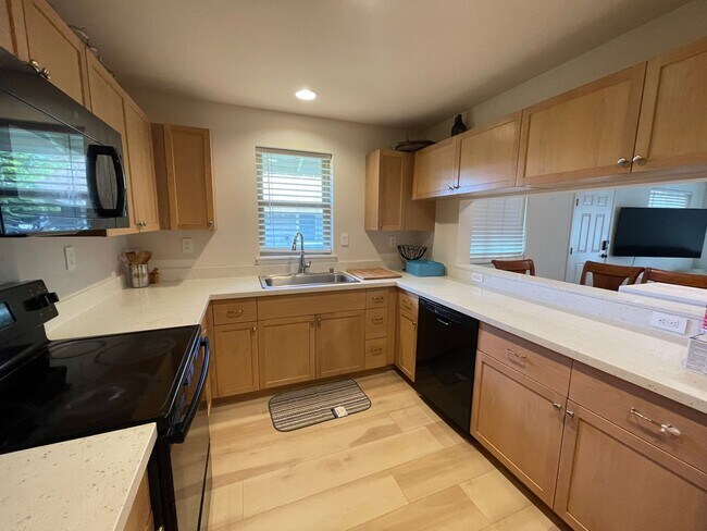 Foto del edificio - Fully Furnished 3 Bedroom/2 Bathroom