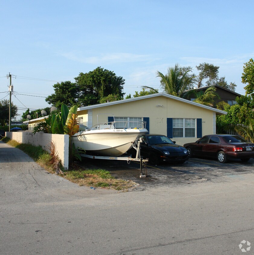 Building Photo - 208 SW 14th Ct