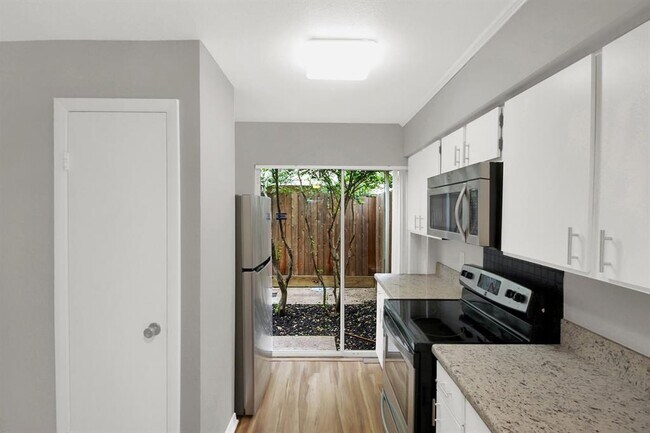 Building Photo - 5010 Glenmont Dr