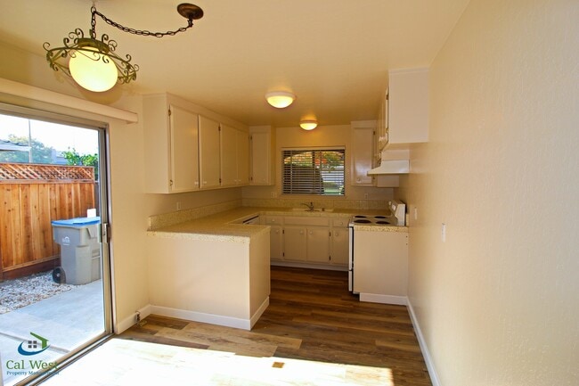 Building Photo - $2995 - Beautiful 2 Bed 1.5 Bath Duplex Available Now! Near Hwy 85/87