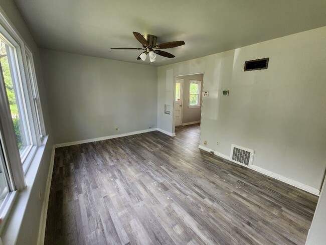Building Photo - Newly Remodeled 4 bed 1 bath in Pleasant R...