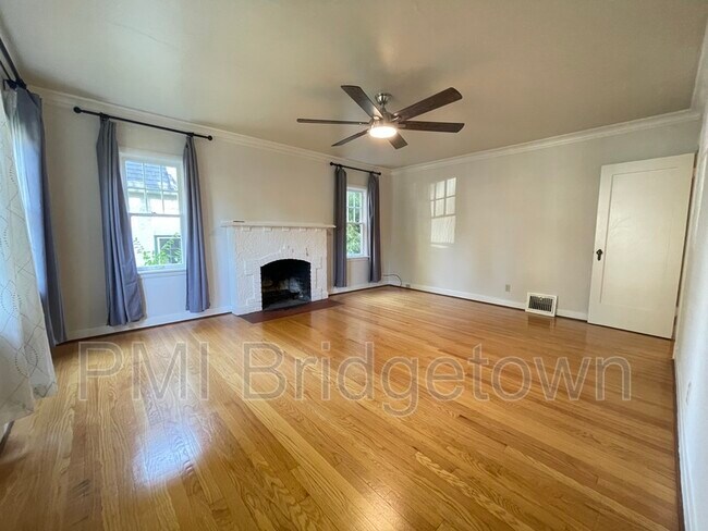 Building Photo - 515 SE Peacock Ln