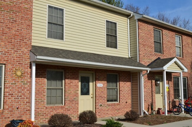 Foto del edificio - Charming Townhome in Prime Broadway Location – Steps from Parks & Outdoor Amenities!