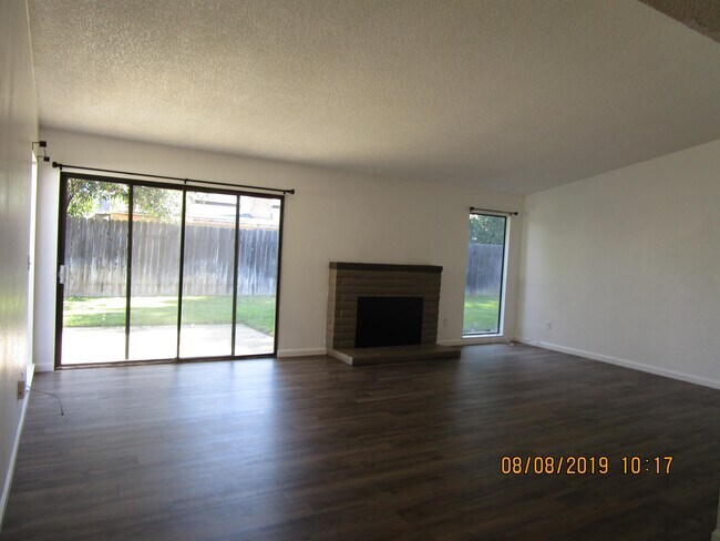 Building Photo - 1361 Val Dr