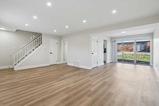 Building Photo - Williamsburg North