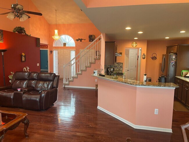 Building Photo - Stunning and Spacious 3 bed/3.5 bath Condo...