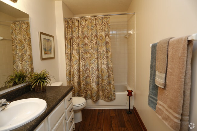 Extra Large Master Baths - Greenfield Knoll Apartments