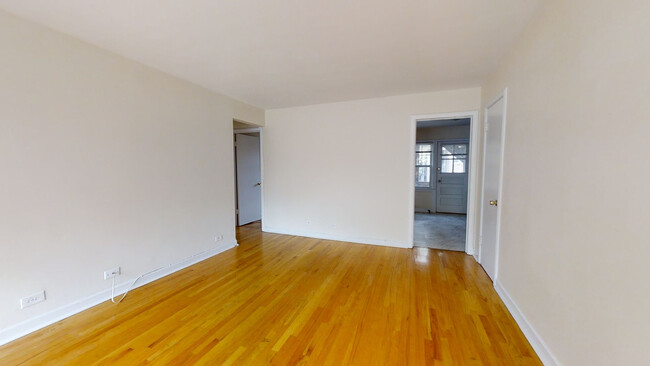 Foto del edificio - Rarely Available, Top Floor, Spacious 2 Be...