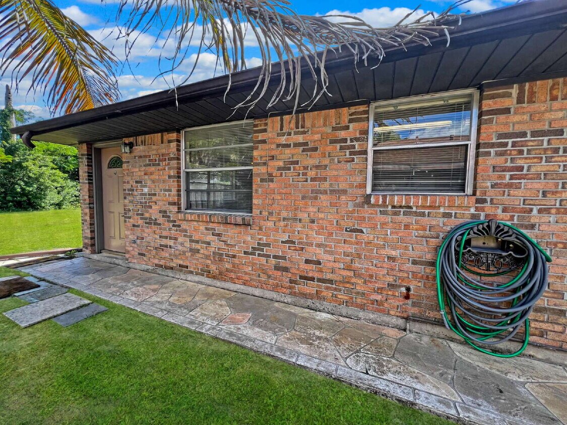 Foto principal - 27915 Washington St