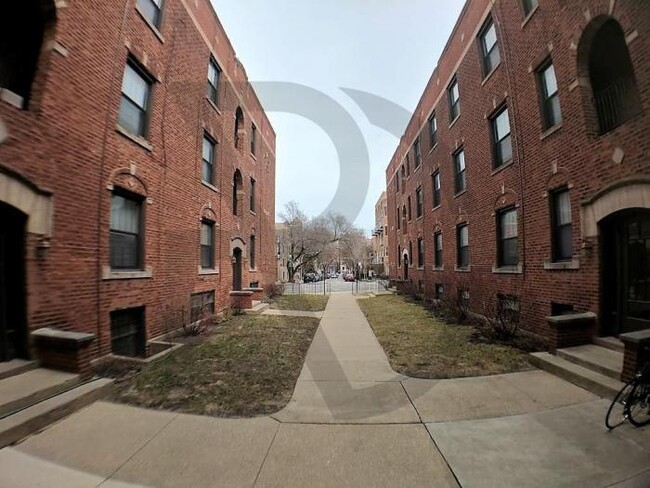 Building Photo - 1 bedroom in CHICAGO IL 60657