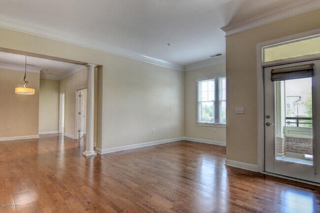 Building Photo - 555 Grande Manor Ct
