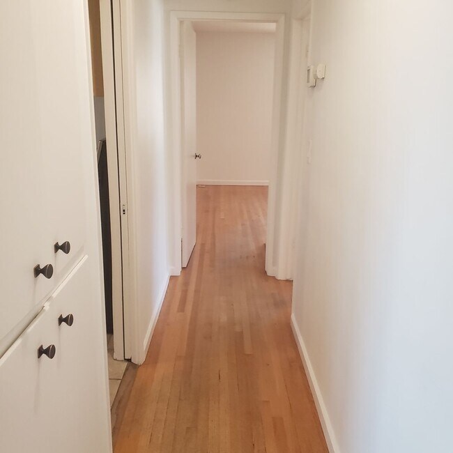Foto del edificio - 7329 Sebastian Ave