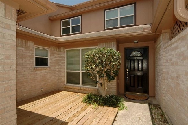 Building Photo - 532 Birdsong Dr