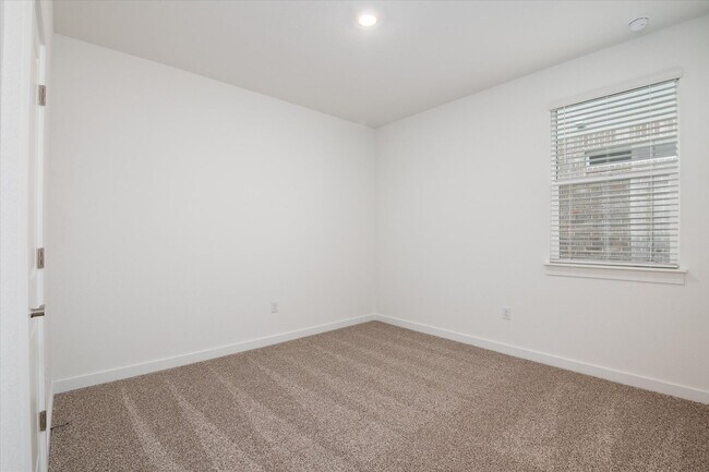 Building Photo - Beautiful 4 bedroom, 2 bathroom home in Le...