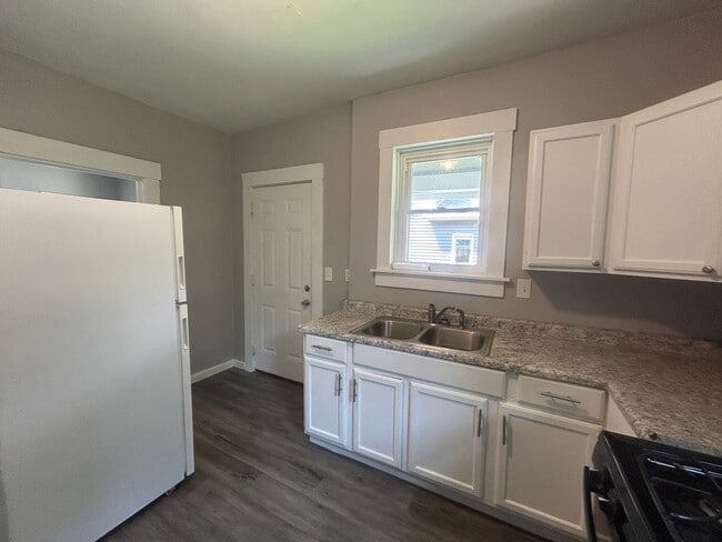 Building Photo - 3 Bedroom 1 Bath House in Davenport