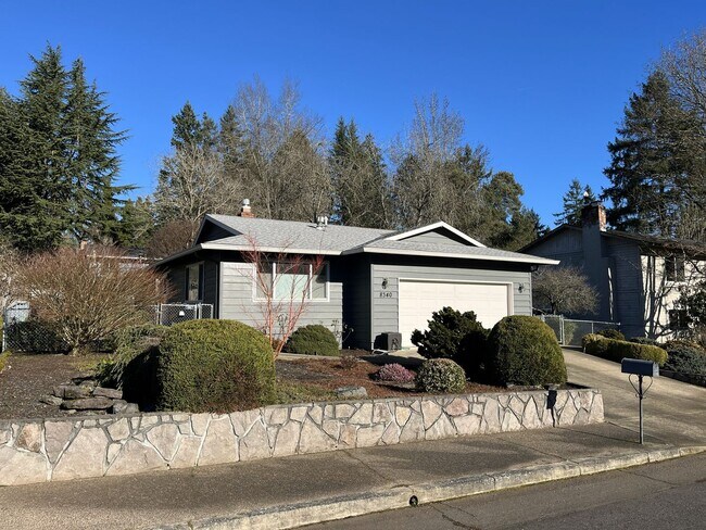 Foto del edificio - Move-In Ready Single-Story with Beautiful Front Garden & Spacious Kitchen