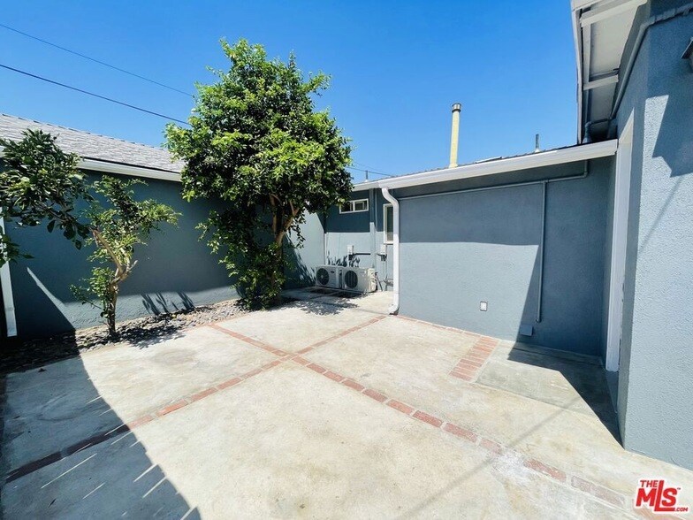 Primary Photo - 11845 Doty Ave
