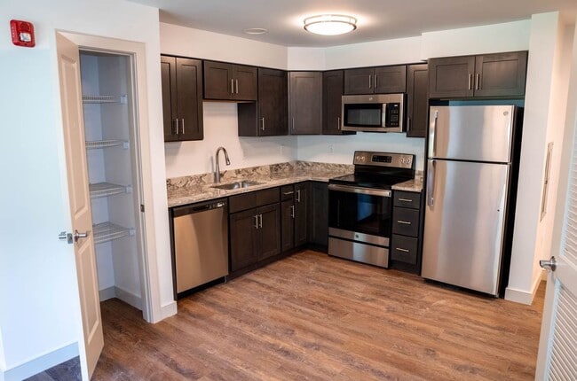 Building Photo - 336 Roosevelt Dr