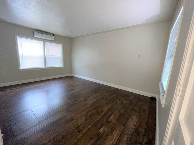 Building Photo - 296 E 22nd St