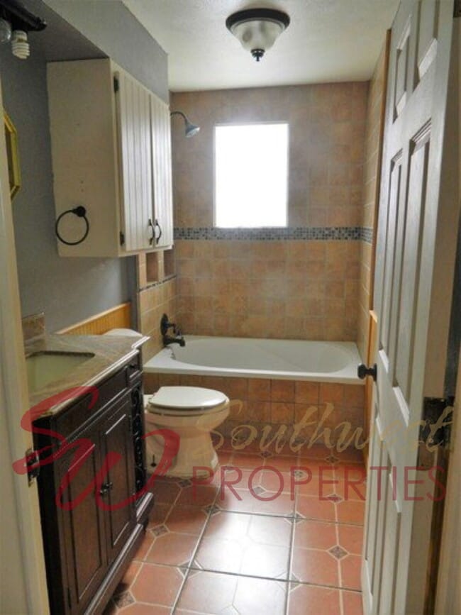 Building Photo - Charming 2 Bedroom Home with Hardwood Floors, Bay Window, High Ceilings + Fenced Yard!