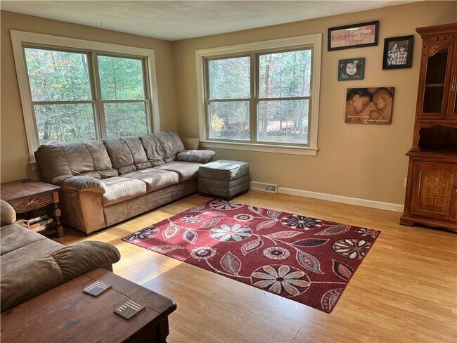 Foto del edificio - 44 Hoxsie Rd