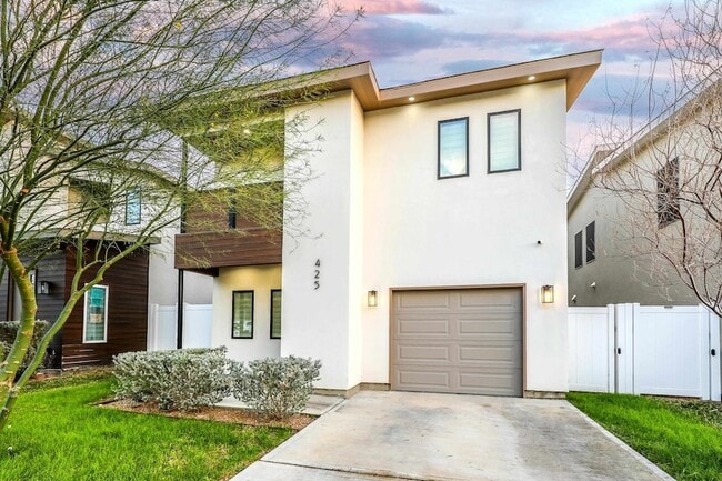 Building Photo - 425 Deer Path Lp