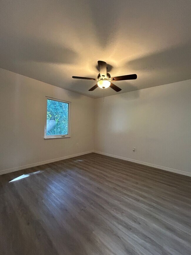 Building Photo - 2 bed 1 Bath Condo
