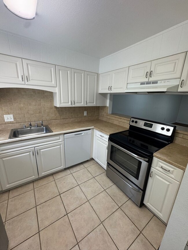 Building Photo - 1714 NE 3rd St