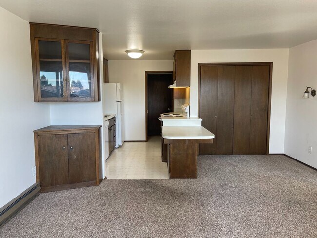 Foto del edificio - Bright & Large 4-Plex just north of Greenl...