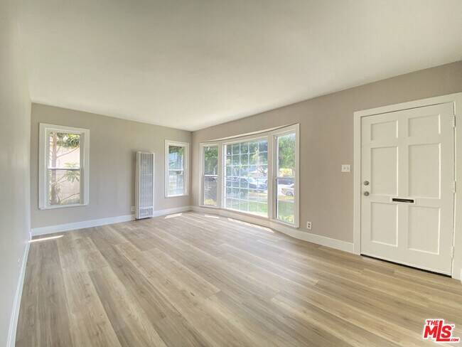 Foto del edificio - 2620 S Barrington Ave
