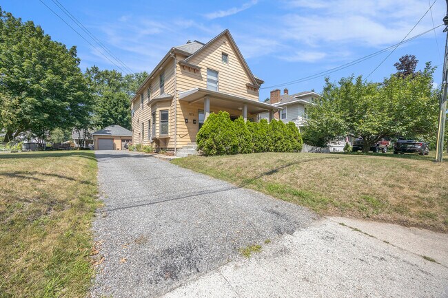 Building Photo - 3271 Coit Ave NE