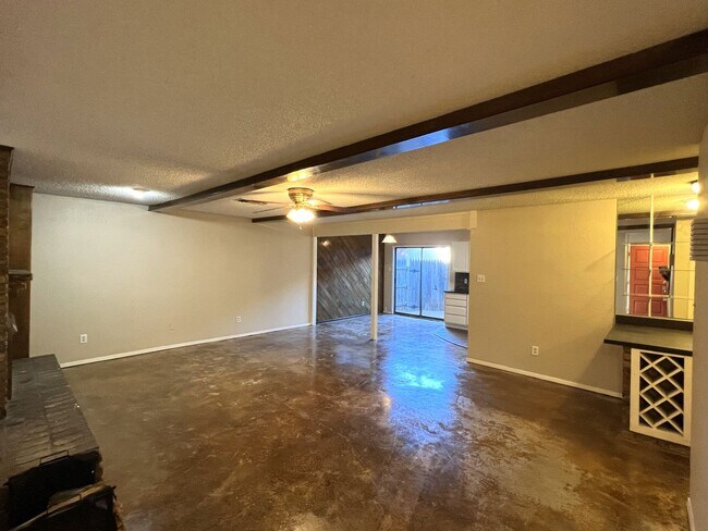 Building Photo - **BEAUTIFUL RAINTREE TOWNHOUSE**