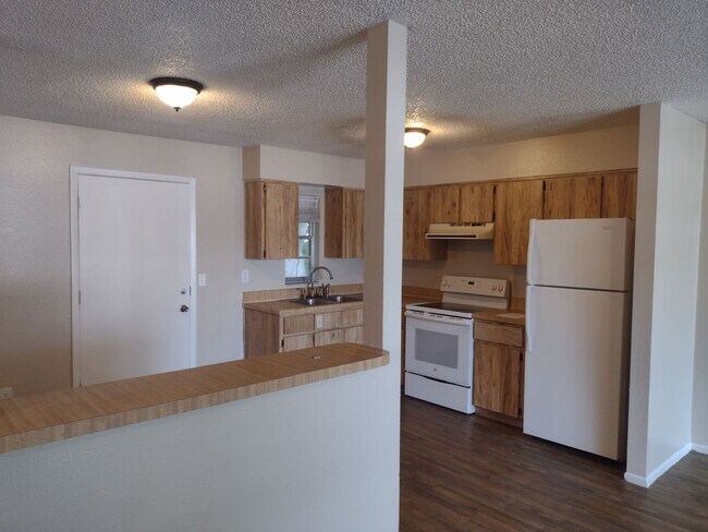 Foto del edificio - NEW LISTING --- 2 BEDROOM 1 BATH with LAUN...