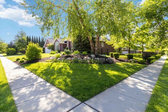 Building Photo - Stunning Ridge Brick Ranch