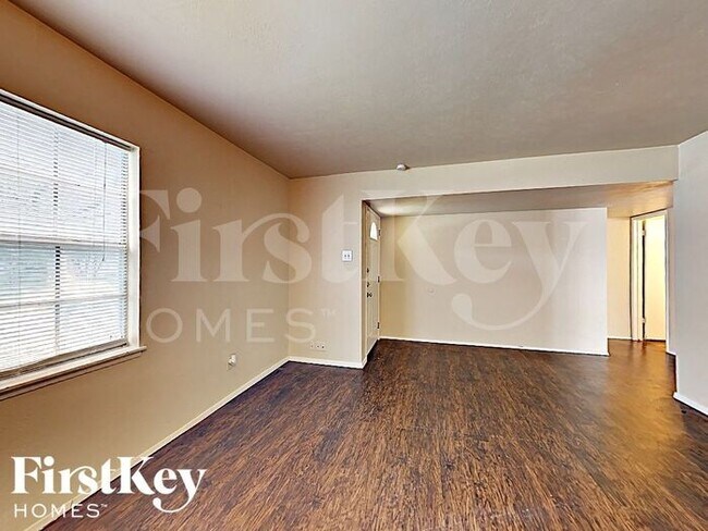 Foto del edificio - 3010 Glenhollow Cir