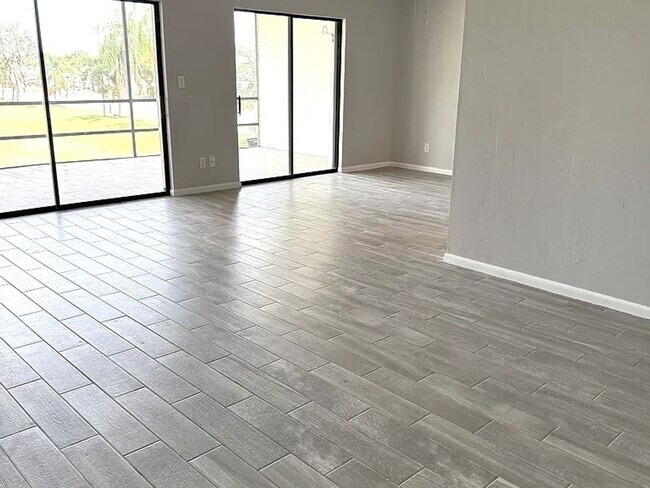 Foto del edificio - FIRST MONTH RENT FREE@! Immaculate 55+ Condo with Views of Golf Course in N. Ft. Myers