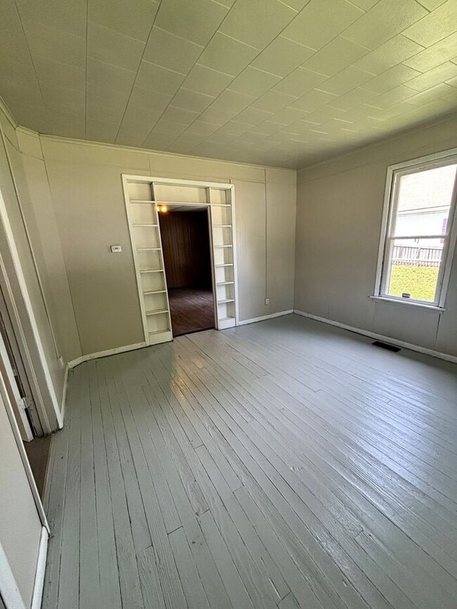 Building Photo - DEPOSIT SPECIAL - ONLY $250 !!!