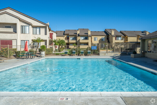 Piscina y Spa - VILLAGE DRIVE APARTMENT HOMES