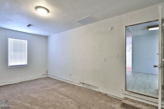 Building Photo - 3 BEDROOM