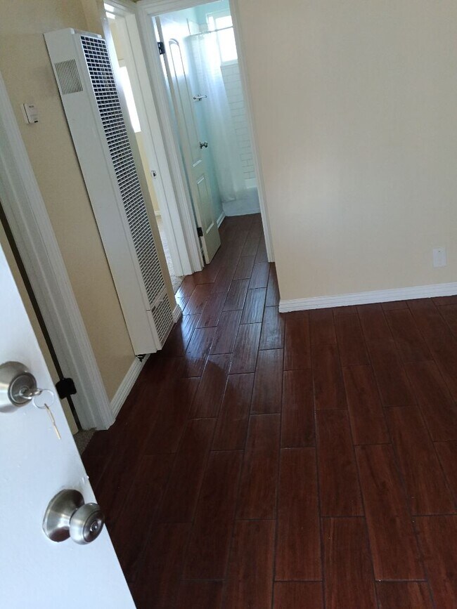 Foto del edificio - 2925 E Artesia Blvd