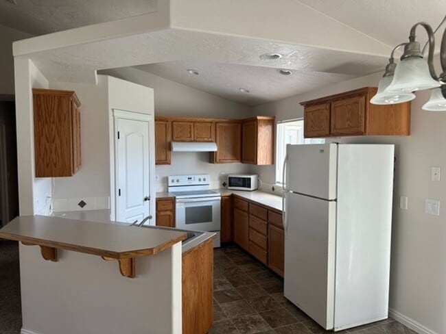 Building Photo - 943 Mount Hood Pl N