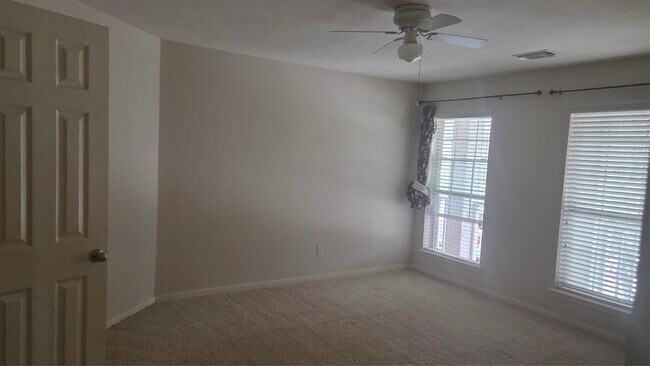 Foto del edificio - 2103 Trinity Manor Ln